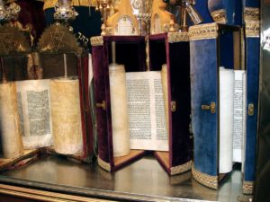 Cuantos libros tiene la biblia hebrea en la Torá 