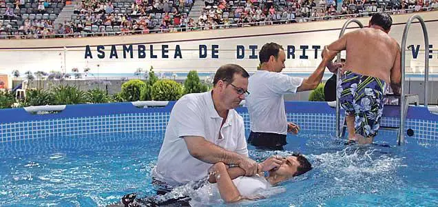 como bautizan los testigos de jehova