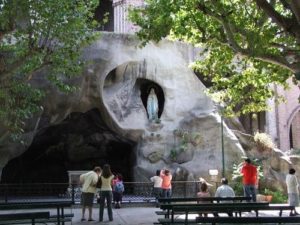 Virgen de Lourdes: santos lugares
