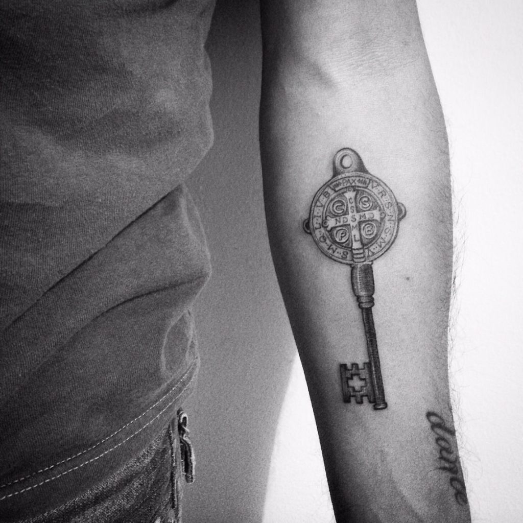 tatuajes de la cruz de san benito